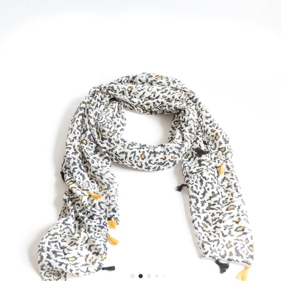 Beautiful Animal Print Design Lightweight Scarf - Picture 3 of 4